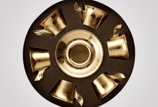 Золотая посуда от Versace