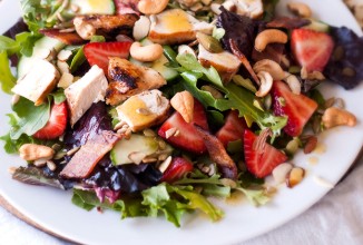 Летний куриный салат с зеленью и клубникой