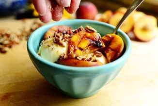 Жареные персики с пеканом