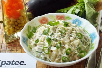 Салат с баклажаном и зеленым горошком