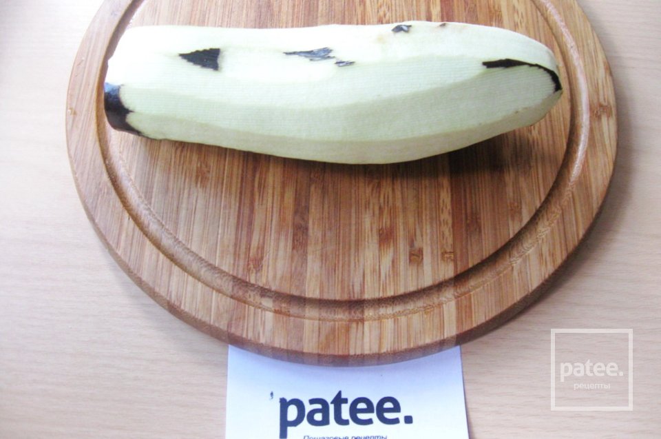 Салат с баклажаном и зеленым горошком - Шаг 2