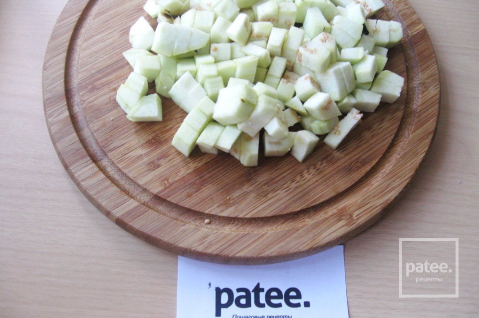 Салат с баклажаном и зеленым горошком - Шаг 3