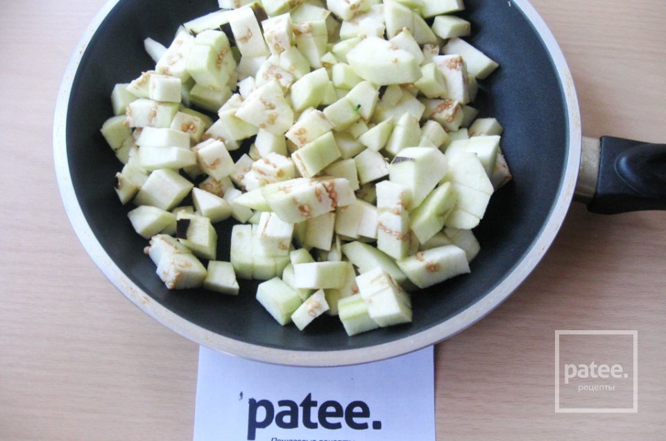 Салат с баклажаном и зеленым горошком - Шаг 4