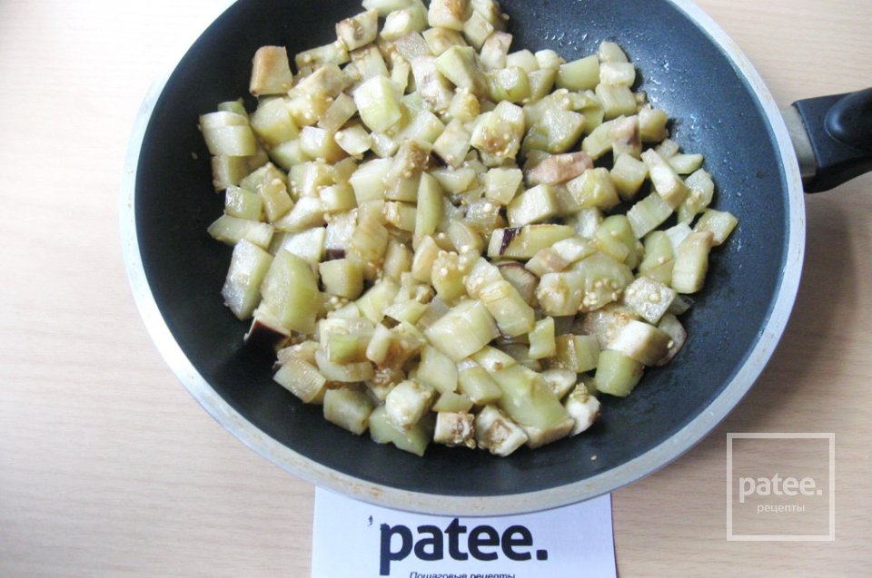 Салат с баклажаном и зеленым горошком - Шаг 5