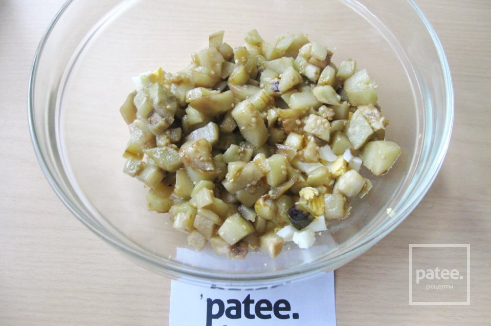 Салат с баклажаном и зеленым горошком - Шаг 8