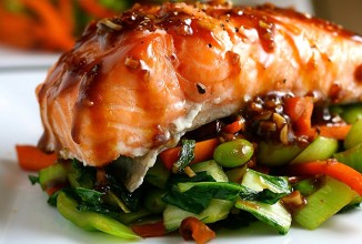 Лосось с овощами и соево-имбирной глазурью