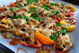 Начос со сладким перцем и курицей