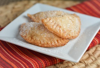 Пирожки с клубникой и шоколадом