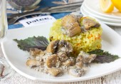 Шампиньоны, тушеные в греческом йогурте с маком