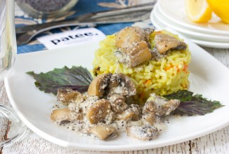 Шампиньоны, тушеные в греческом йогурте с маком