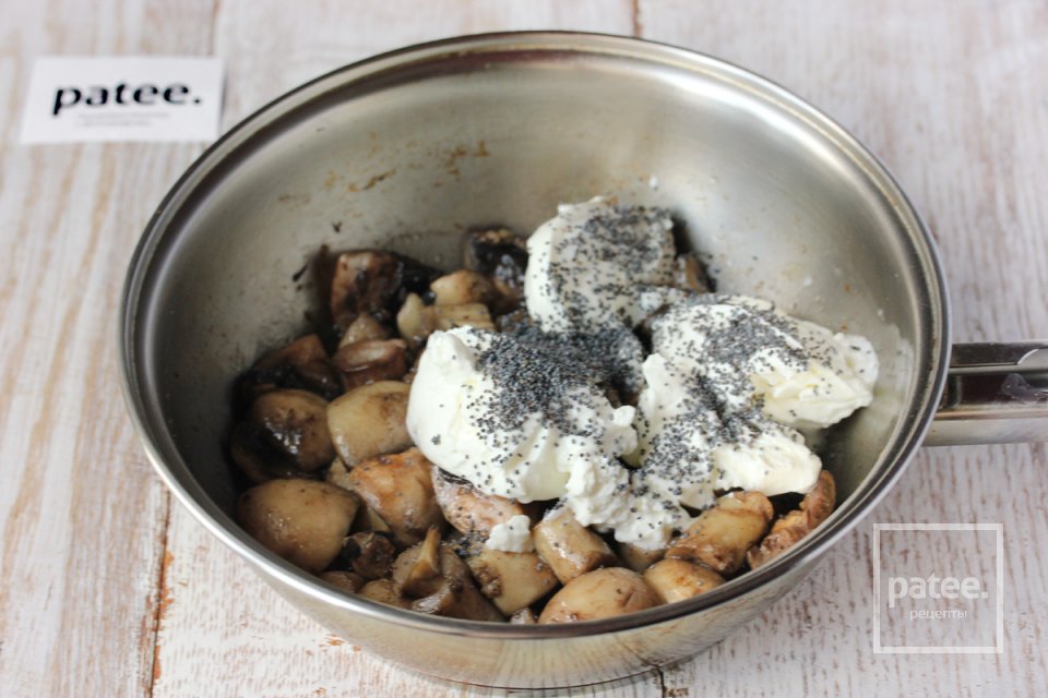 Шампиньоны, тушеные в греческом йогурте с маком - Шаг 7