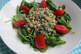 Салат из нута со шпинатом