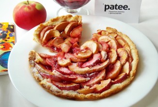 Песочный пирог с яблоками и малиновым вареньем