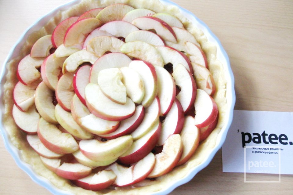 Песочный пирог с яблоками и малиновым вареньем - Шаг 13