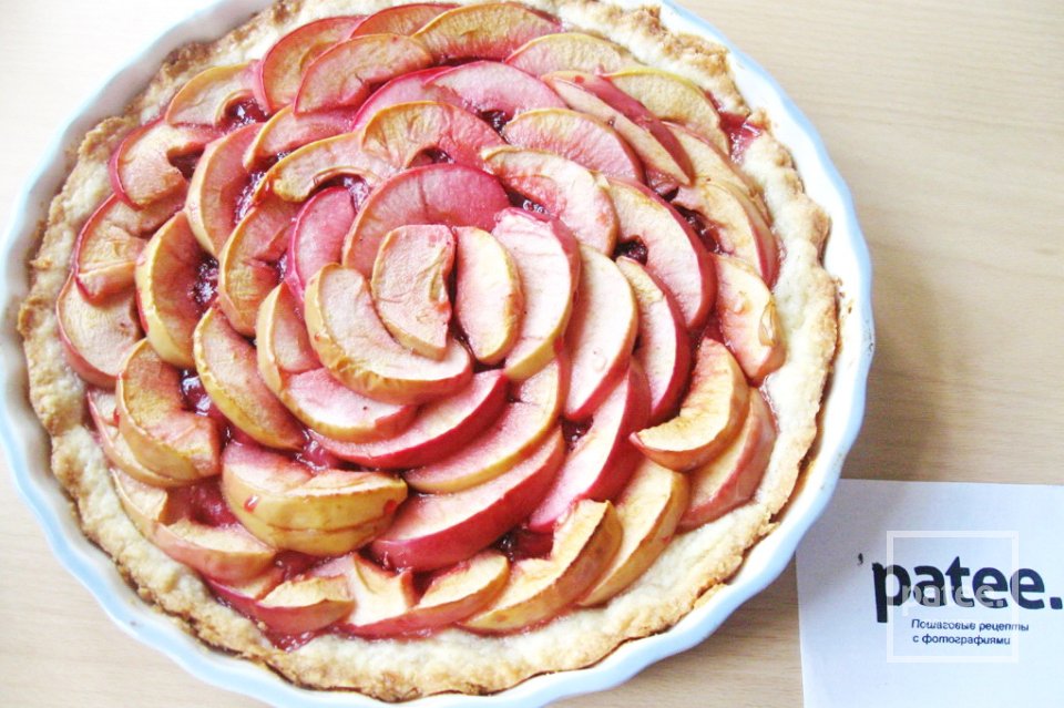 Песочный пирог с яблоками и малиновым вареньем - Шаг 15