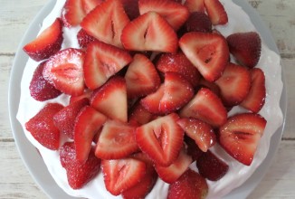 Торт с клубникой и кокосовыми сливками