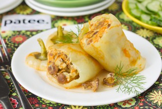 Перец, фаршированный куриным фаршем и лисичками