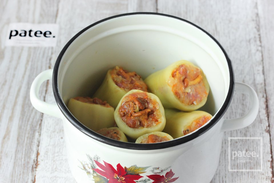 Перец, фаршированный куриным фаршем и лисичками - Шаг 13
