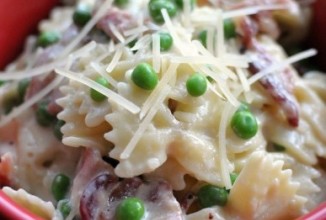 Сливочная паста с беконом и горошком