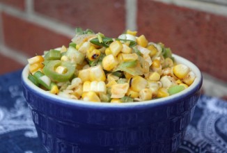 Салат с перцем и жареной кукурузой