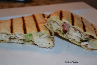 Кесадилья с курицей, беконом и орешками