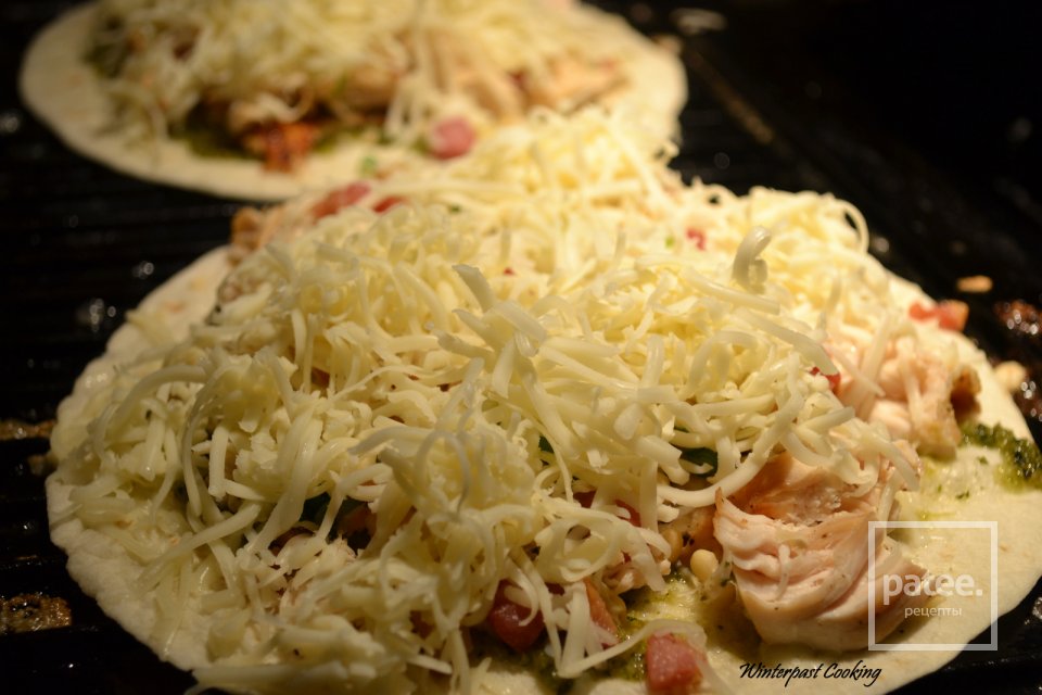 Кесадилья с курицей, беконом и орешками - Шаг 15