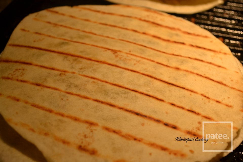 Кесадилья с курицей, беконом и орешками - Шаг 16