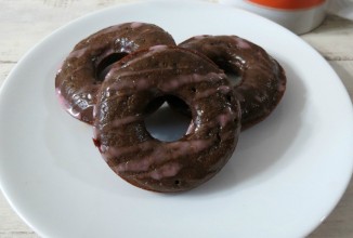 Шоколадные пончики с вишней