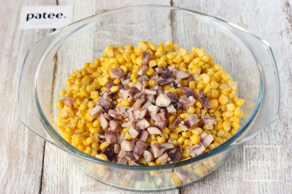 Салат с консервированным осьминогом - Шаг 9