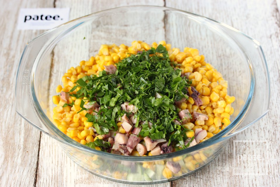 Салат с консервированным осьминогом - Шаг 10