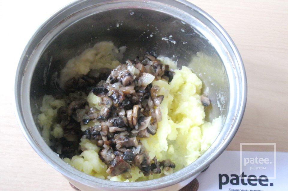 Жареные пирожки с картофелем и грибами - Шаг 17