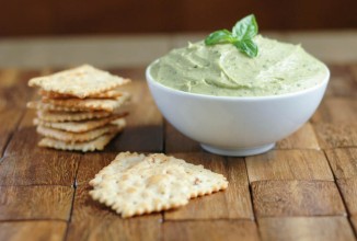 Хумус с авокадо и базиликом