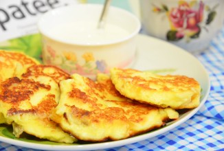 Сырники с бананом, курагой и ванильным сахаром