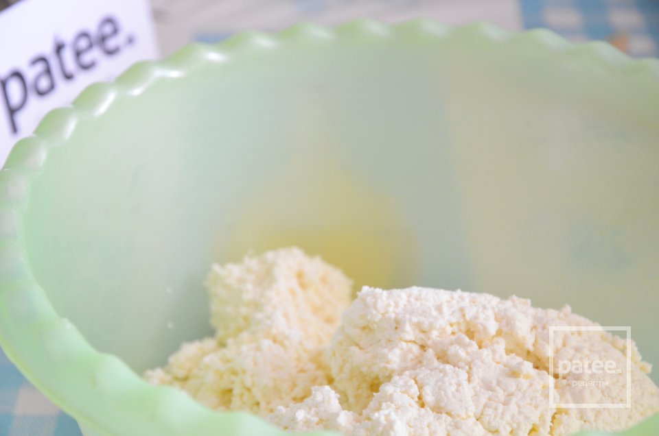 Сырники с бананом, курагой и ванильным сахаром - Шаг 1