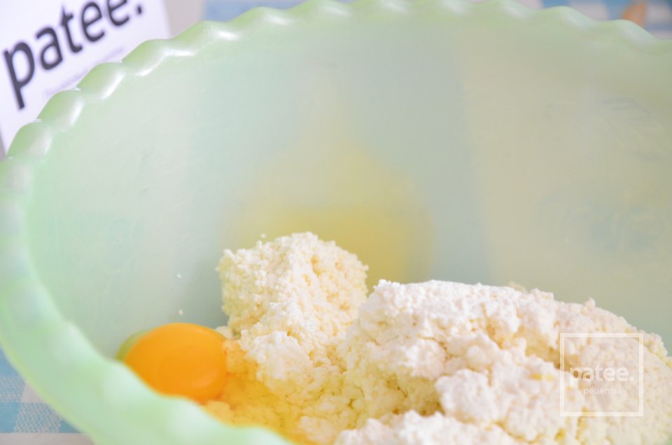 Сырники с бананом, курагой и ванильным сахаром - Шаг 2