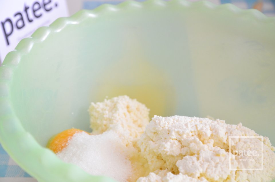 Сырники с бананом, курагой и ванильным сахаром - Шаг 3