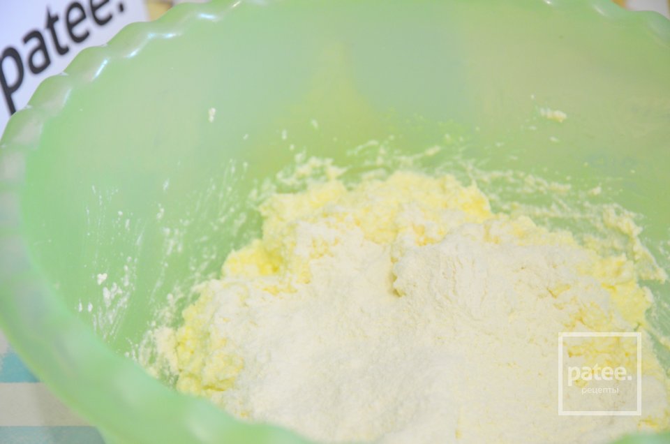 Сырники с бананом, курагой и ванильным сахаром - Шаг 7