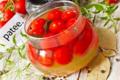 Рецепт Пикантные маринованные помидоры черри