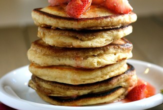 Блины с клубникой в ревеневом сиропе