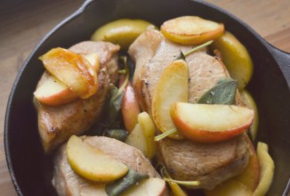 Свиные отбивные с яблоками