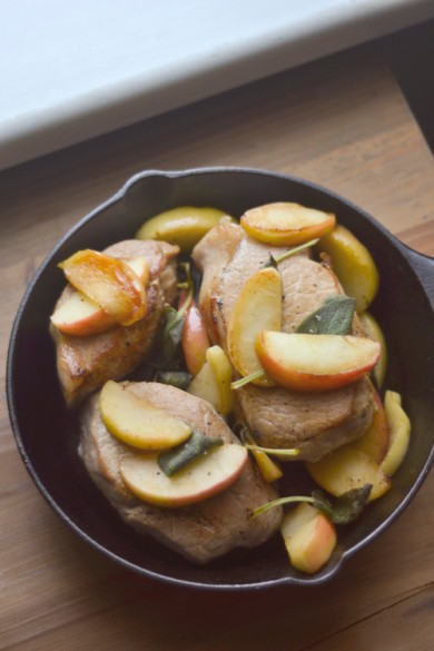 Свиные отбивные с яблоками