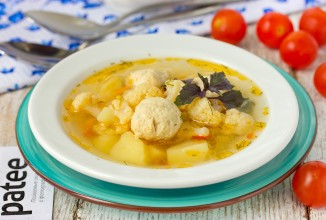 Суп с куриными фрикадельками, цветной капустой и горошком
