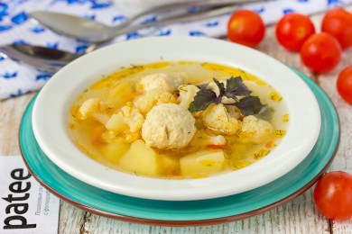 Рецепт Суп с куриными фрикадельками, цветной капустой и горошком