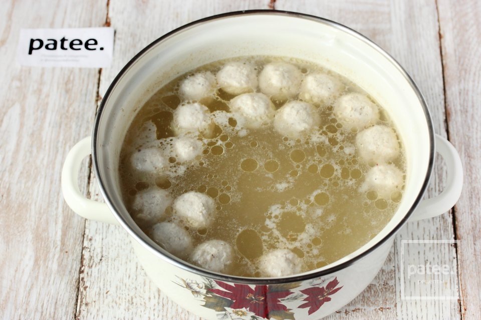 Суп с куриными фрикадельками, цветной капустой и горошком - Шаг 10