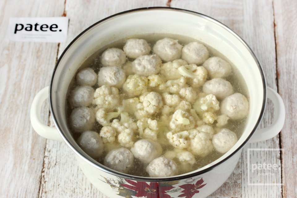 Суп с куриными фрикадельками, цветной капустой и горошком - Шаг 11