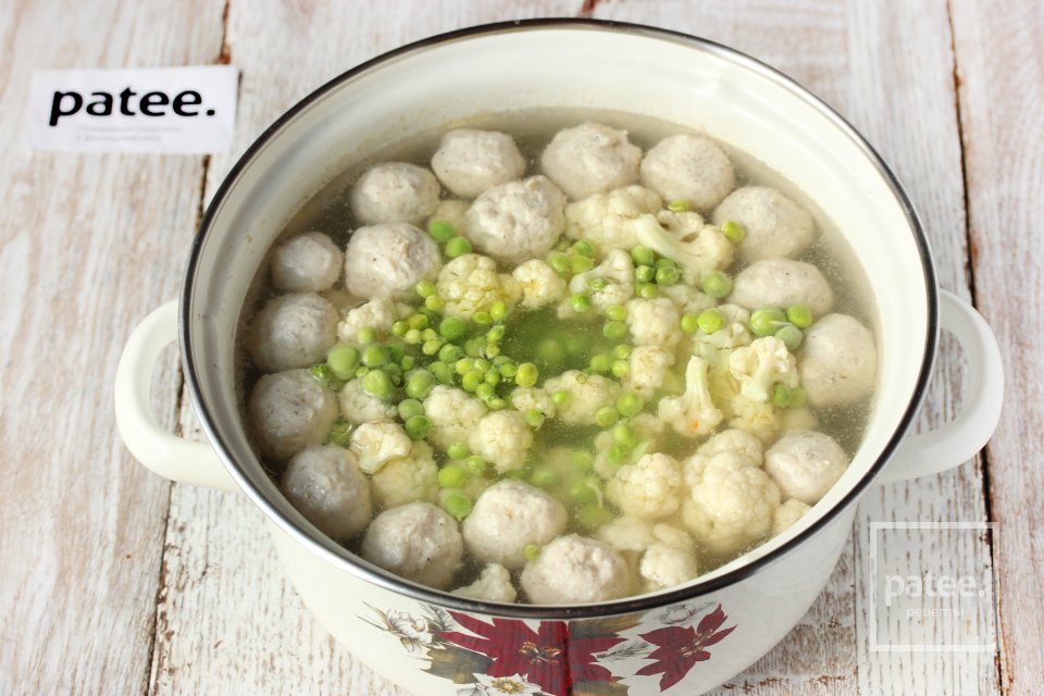 Суп с куриными фрикадельками, цветной капустой и горошком - Шаг 12