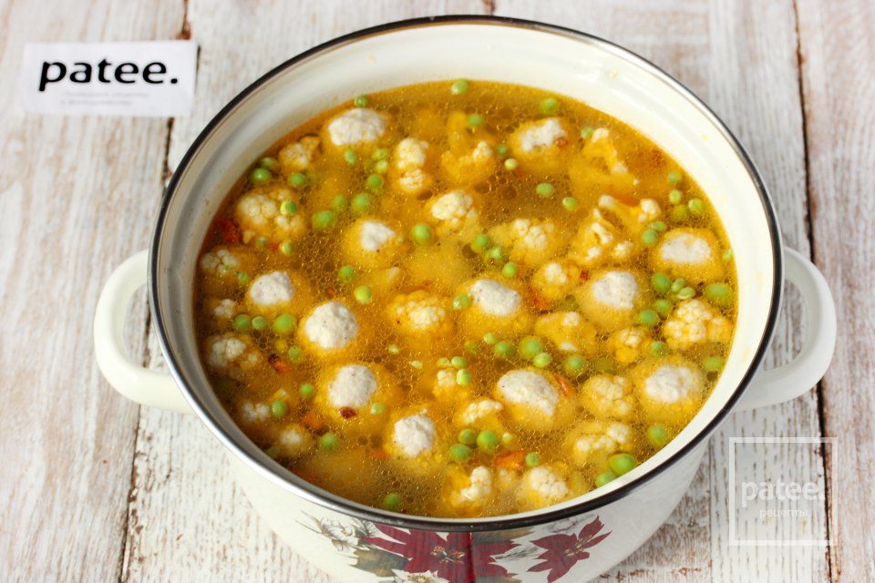 Суп с куриными фрикадельками, цветной капустой и горошком - Шаг 13