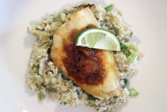 Жаренная рыба с приправами и сальсой.