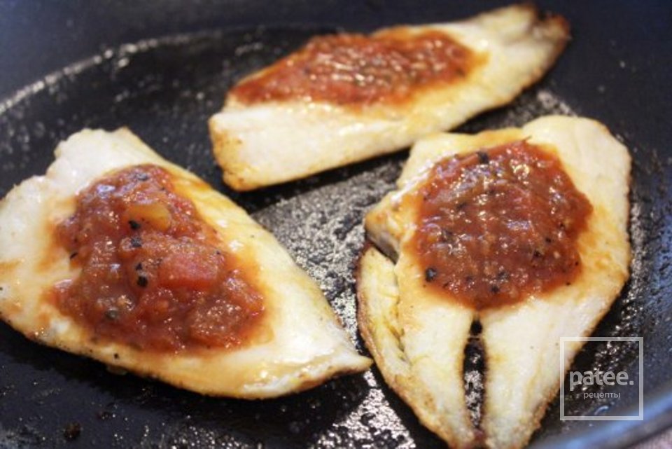 Жаренная рыба с приправами и сальсой. - Шаг 6