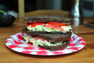 Кремообразный салат  с авокадо и яиц